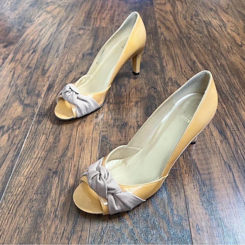 Stuart Weitzman Turalu Pumps Heels Tan Patent Leather Grosgrain Knot Peep Toe